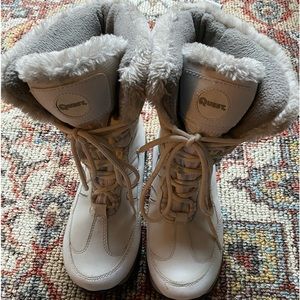 Thinsulate white snow boots. Size 8